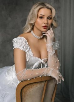 Florence - escort in Dubai Photo 1 of 21