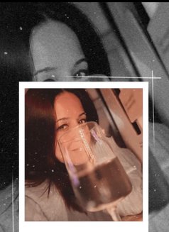 Flying bee - puta in Dubai Photo 1 of 7