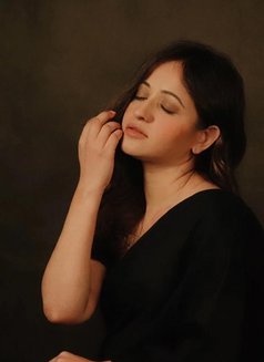 Flying bee - puta in Dubai Photo 3 of 7