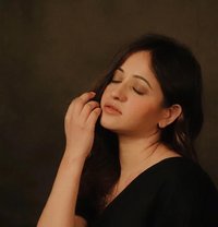 Flying bee - puta in Dubai Photo 3 of 7