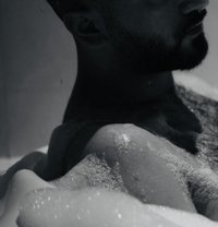 Erotic massage {Women &couples} - Male escort in Doha