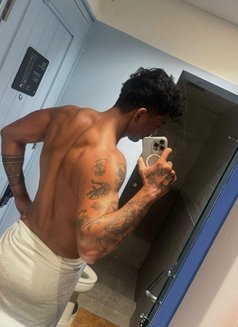 Fourhand - Male escort in Bali Photo 2 of 6