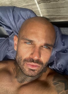 Franklyn - Male escort in Bangkok Photo 2 of 5