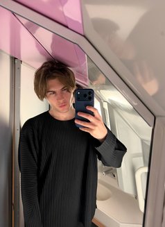French White Men - Male escort in Paris Photo 17 of 23
