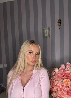 Freya - escort in Dubai Photo 9 of 11
