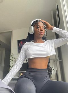 Crazy bitch - puta in Noida Photo 1 of 8