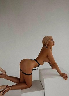 Fulfill One of Your Deepest Desires! De - escort agency in Frankfurt Photo 5 of 5