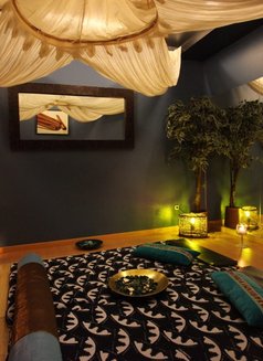 Full Spa Tantric Massage - masseuse in Lisbon Photo 3 of 14