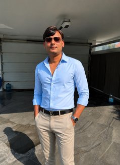 G E S - Acompañantes masculino in Mumbai Photo 1 of 2