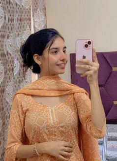Garima Arora Independent Girl - puta in New Delhi Photo 1 of 6