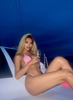 POPPY - masseuse in Doha Photo 1 of 11