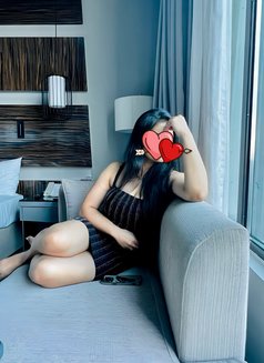 Geethika - puta in Dubai Photo 1 of 2