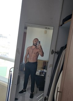 George - masseur in Dubai Photo 3 of 10