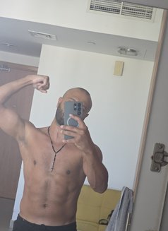 George - masseur in Dubai Photo 5 of 10