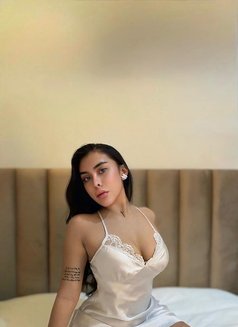 Georgina - puta in Abu Dhabi Photo 3 of 5