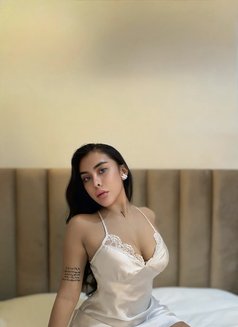 Georgina - escort in Abu Dhabi Photo 8 of 8