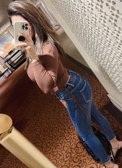 Gia - escort in Mumbai Photo 3 of 3