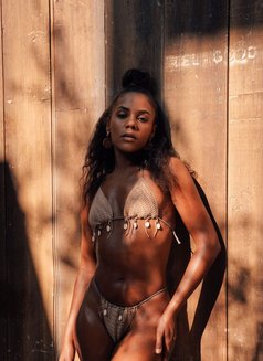 Gianna - puta in Dubai Photo 1 of 6