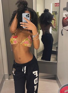 Gina - escort in Ajmān Photo 2 of 4