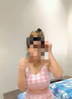 Gitika Kapoor - puta in Mumbai Photo 3 of 5