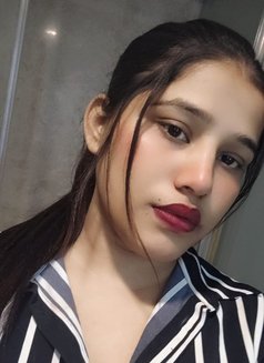 Giya Kapoor - puta in New Delhi Photo 3 of 4