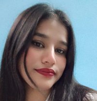 Giya Kapoor - puta in New Delhi Photo 3 of 3