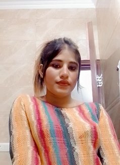 Giya Kapoor - puta in New Delhi Photo 2 of 3