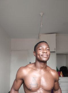 Glenn - masseur in Nairobi Photo 2 of 5