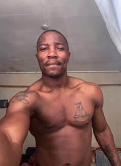 Glenn - masseur in Nairobi Photo 3 of 6