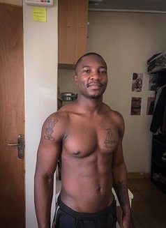 Glenn - masseur in Nairobi Photo 4 of 6