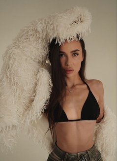 Gloria - escort in Dubai Photo 4 of 8