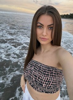 Gloria - escort in Dubai Photo 3 of 10