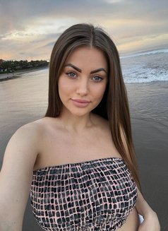 Gloria - escort in Dubai Photo 4 of 10