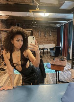 Goddess Nadirah - Dominadora in Bucharest Photo 5 of 10