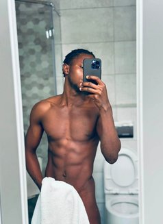 Gold Black Guy - Male escort in Riyadh Photo 2 of 7