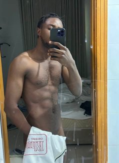 Gold Black Guy - Male escort in Riyadh Photo 8 of 12
