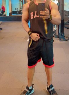 Golden Boy - Acompañantes masculino in Dubai Photo 2 of 3