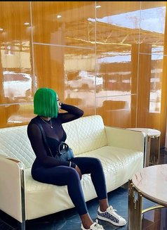 Golden - puta in Accra Photo 1 of 2