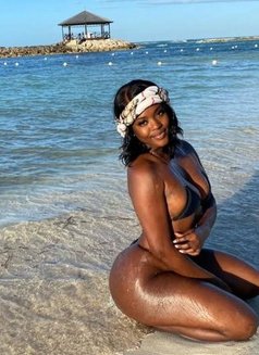 Goldiee - escort in Bali Photo 3 of 3