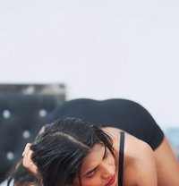 Goldy 8 thick dik with smokes and drinks - Transsexual escort in Hyderabad Photo 8 of 8