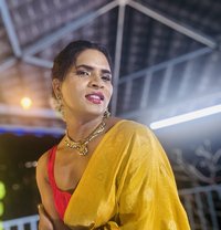 Goldy - Transsexual escort in Hyderabad Photo 7 of 8