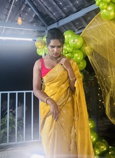 Goldy - Transsexual escort in Hyderabad Photo 8 of 8