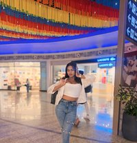 Goldy 8 thick dik with smokes and drinks - Transsexual escort in Hyderabad