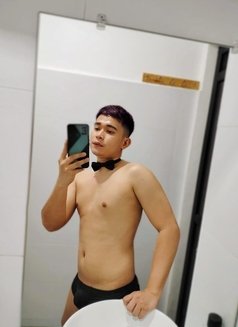 AVAiLABLE Jm - Male escort in Manila Photo 1 of 6