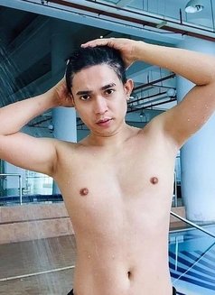 AVAiLABLE Jm - Male escort in Manila Photo 5 of 6