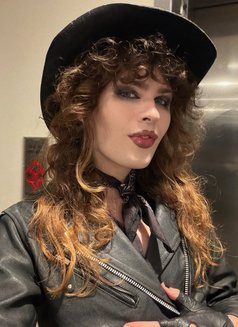 Gorgeous Hung Fetishfriendly Supremezoey - Transsexual escort in Paris Photo 6 of 10