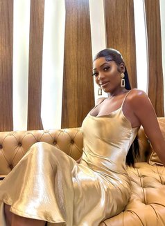 Grace - escort in Accra Photo 3 of 5
