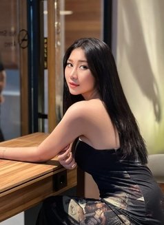 Available in town now good service - escort in Singapore Photo 2 of 8