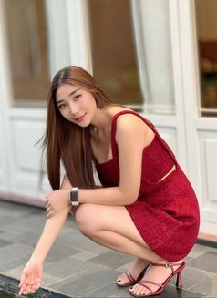 Available in town now good service - escort in Singapore Photo 5 of 8