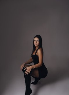 Greta - escort in Dubai Photo 2 of 9